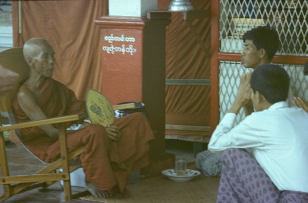 Bild: Gespräch mit einem Mönch (PCD_3/43)